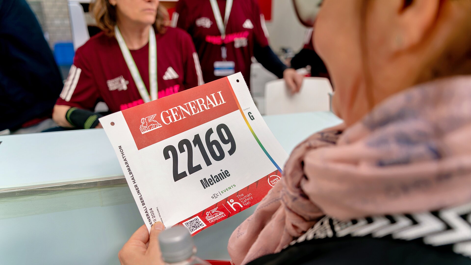 GENERALI BERLINER HALBMARATHON: Läuferin holt Startnummer ab 2024 © SCC EVENTS / Christian Lietzmann