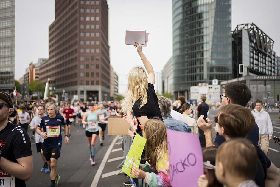 GENERALI BERLINER HALBMARATHON: Zuschauer Potsdamer Platz © SCC EVENTS / Sebastian Wells