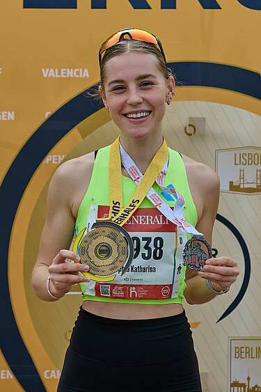 GENERALI BERLINER HALBMARATHON: Läuferin mit SuperHalf Medaille @ SCC EVENTS / Steffen Hartz