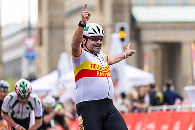 GENERALI BERLINER HALBMARATHON Inlineskating 2024: Skater erreicht freudig das Ziel und streckt die Hände und Zeigefinger hoch © SCC EVENTS / Jean-Marc Wiesner / jeanmw.com