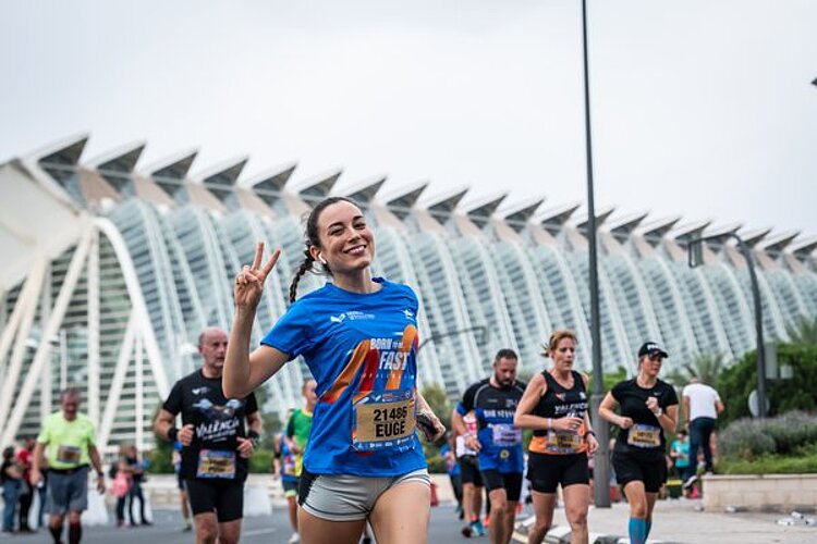 Läuferin vor dem Ciutat de les Arts i les Ciències beim Halbmarathon in Valencia © Valencia Half Marathon Web page Valencia