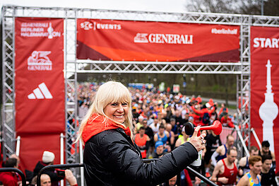 GENERALI BERLINER HALBMARATHON 2023: Senatorin Iris Spranger gibt das Startsignal © SCC EVENTS / Sebastian Wells