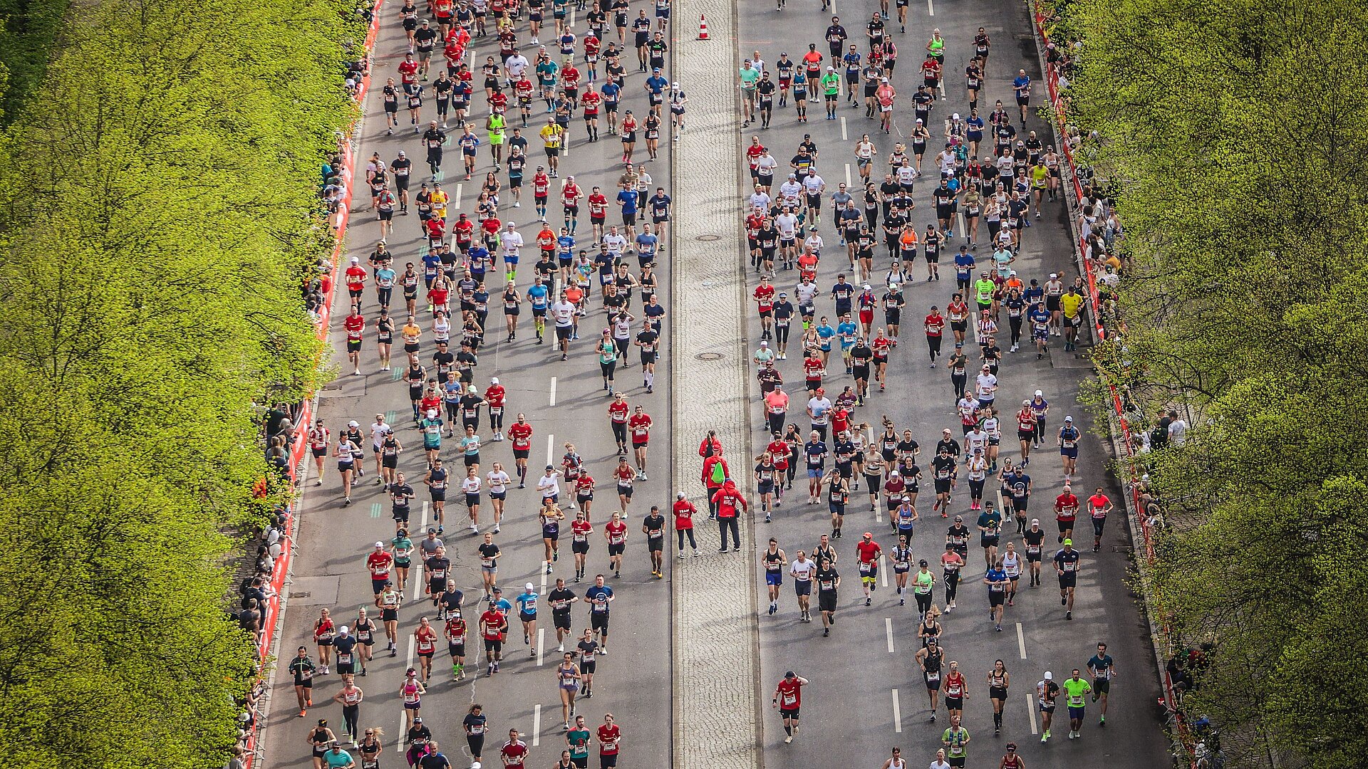 GENERALI BERLINER HALBMARATHON: Läufer auf der Straße des 17. Juni 2024 © SCC EVENTS / Martin Ibo Güngör