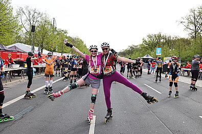 GENERALI BERLIN HALF MARATHON Inline skating: Two happy skaters at the finish line 2024 © SCC EVENTS / Thilo Wiedensohler 