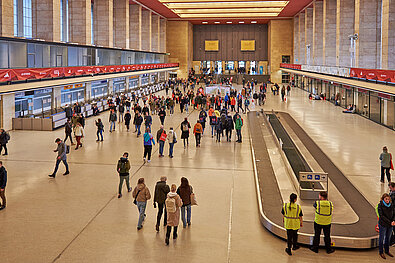 GENERALI BERLINER HALBMARATHON Inlineskating 2023: EXPO-Eingangshalle der ehem. Flughafen Tempelhof © SCC EVENTS / JeanMW