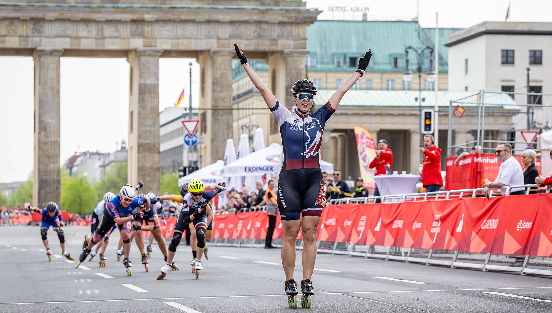 GENERALI BERLIN HALF MARATHON: Female skater at the finish line, followed by other participants © SCC EVENTS / Tilo Wiedensohler