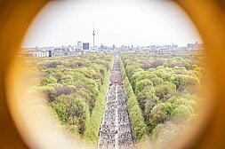 GENERALI BERLIN HALF MARATHON: Mass start on the street of June 17th © SCC EVENTS / Sportograf 