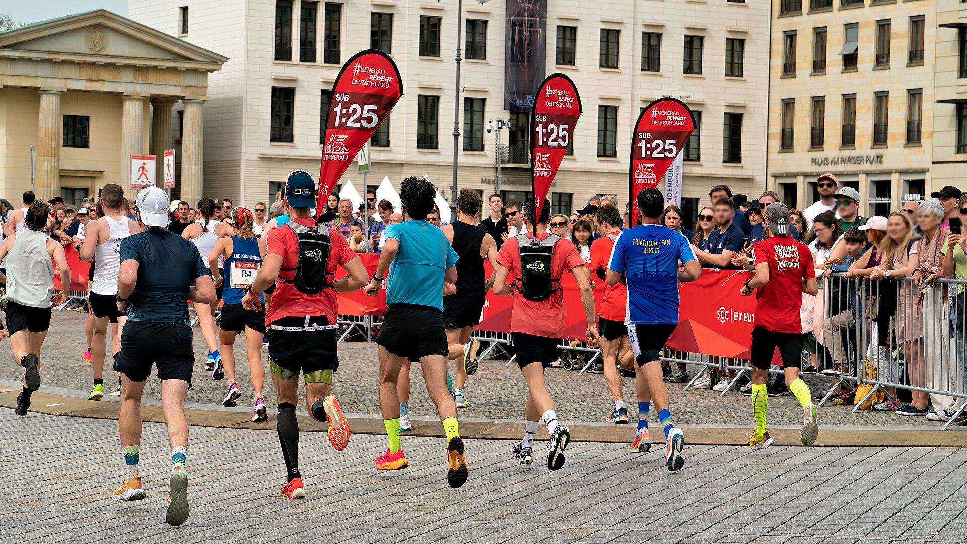 GENERALI BERLINER HALBMARATHON: Pacer auf der Strecke am Pariser Platz © SCC EVENTS / Christian Lietzmann