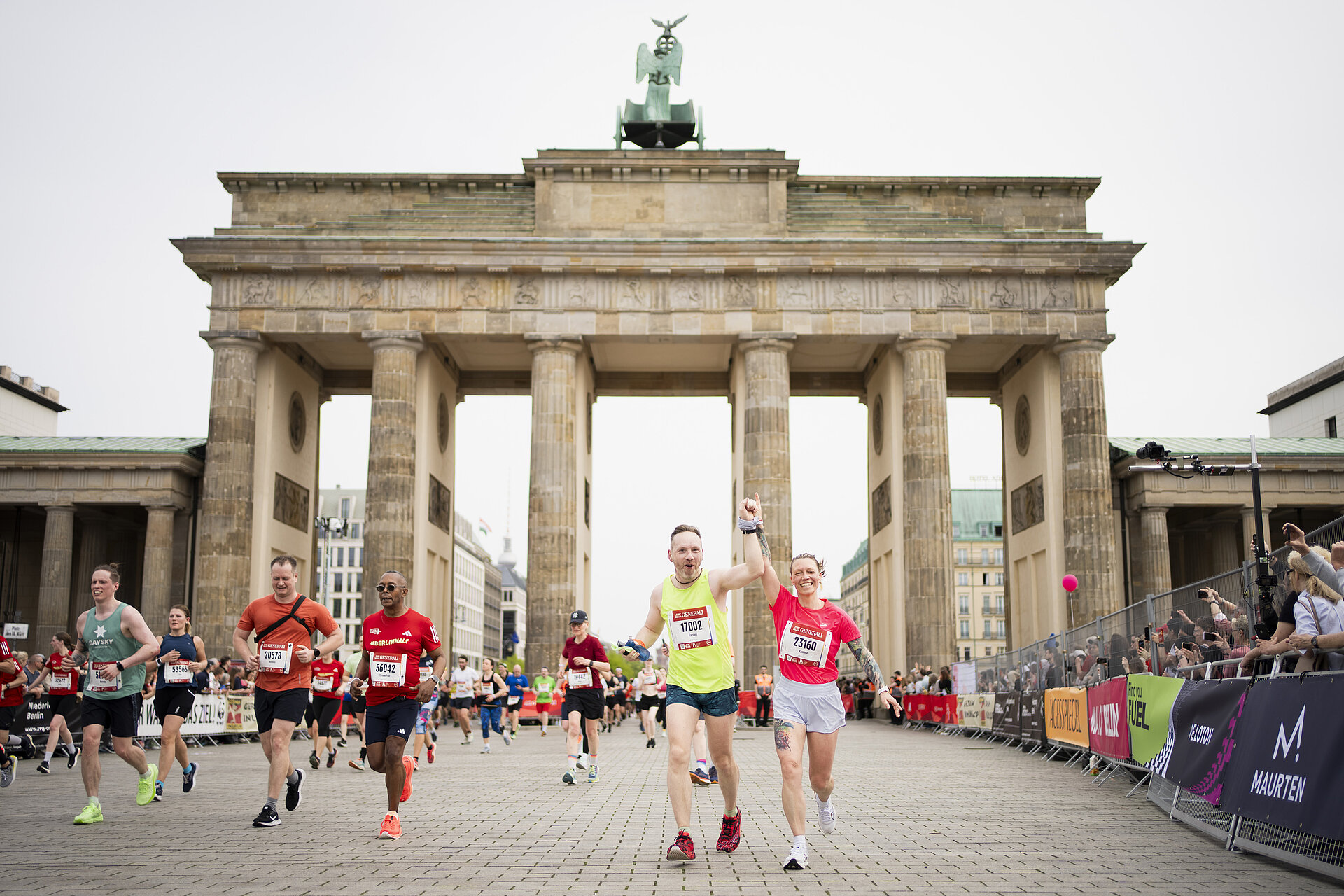 Läufer:innen Brandenburger Tor  2024 © SCC EVENTS / Marvin Güngor