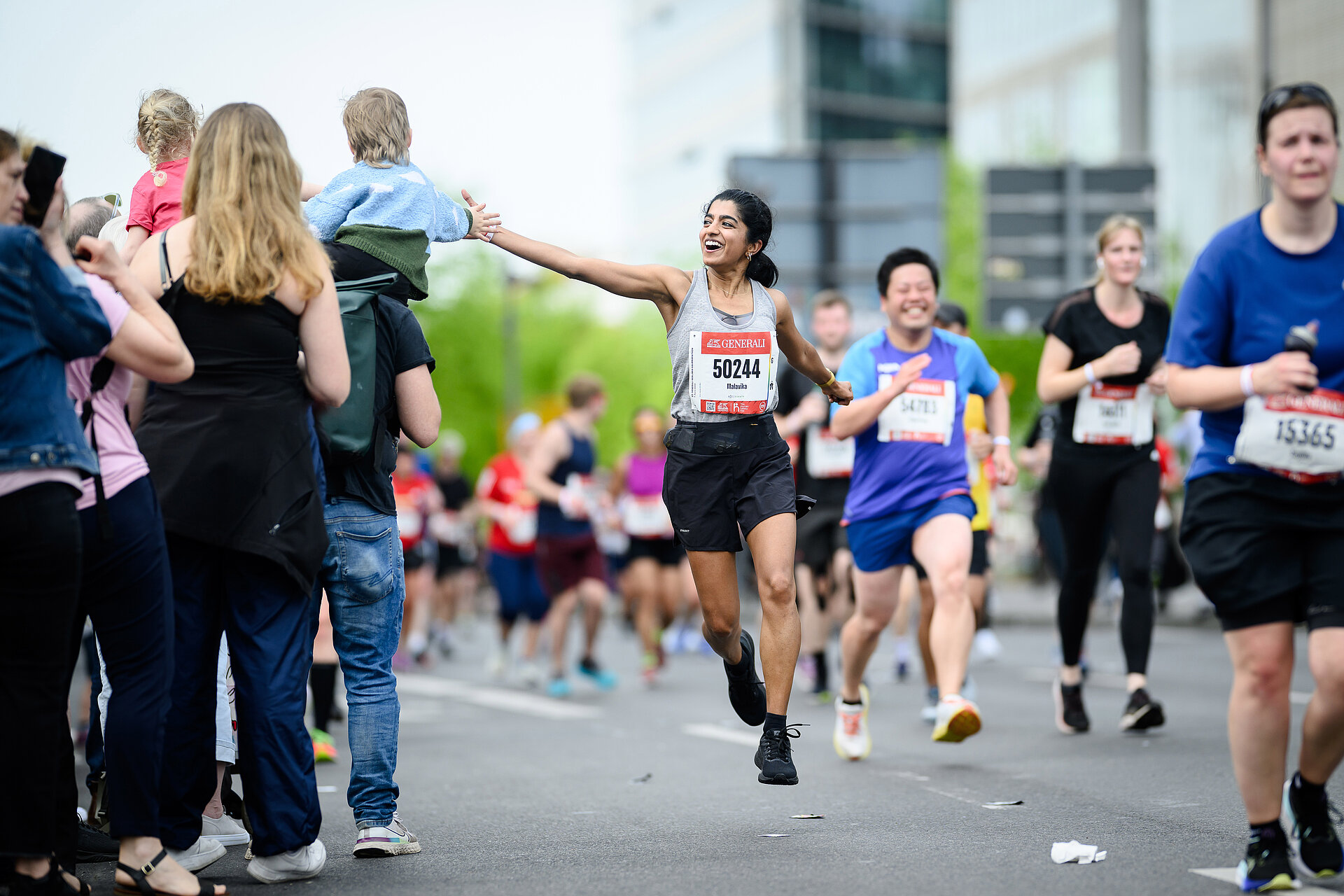 GENERALI BERLINER HALBMARATHON: Läuferin lässt sich von Zuschauern abklatschen © SCC EVENTS / Marvin Ibo Güngör