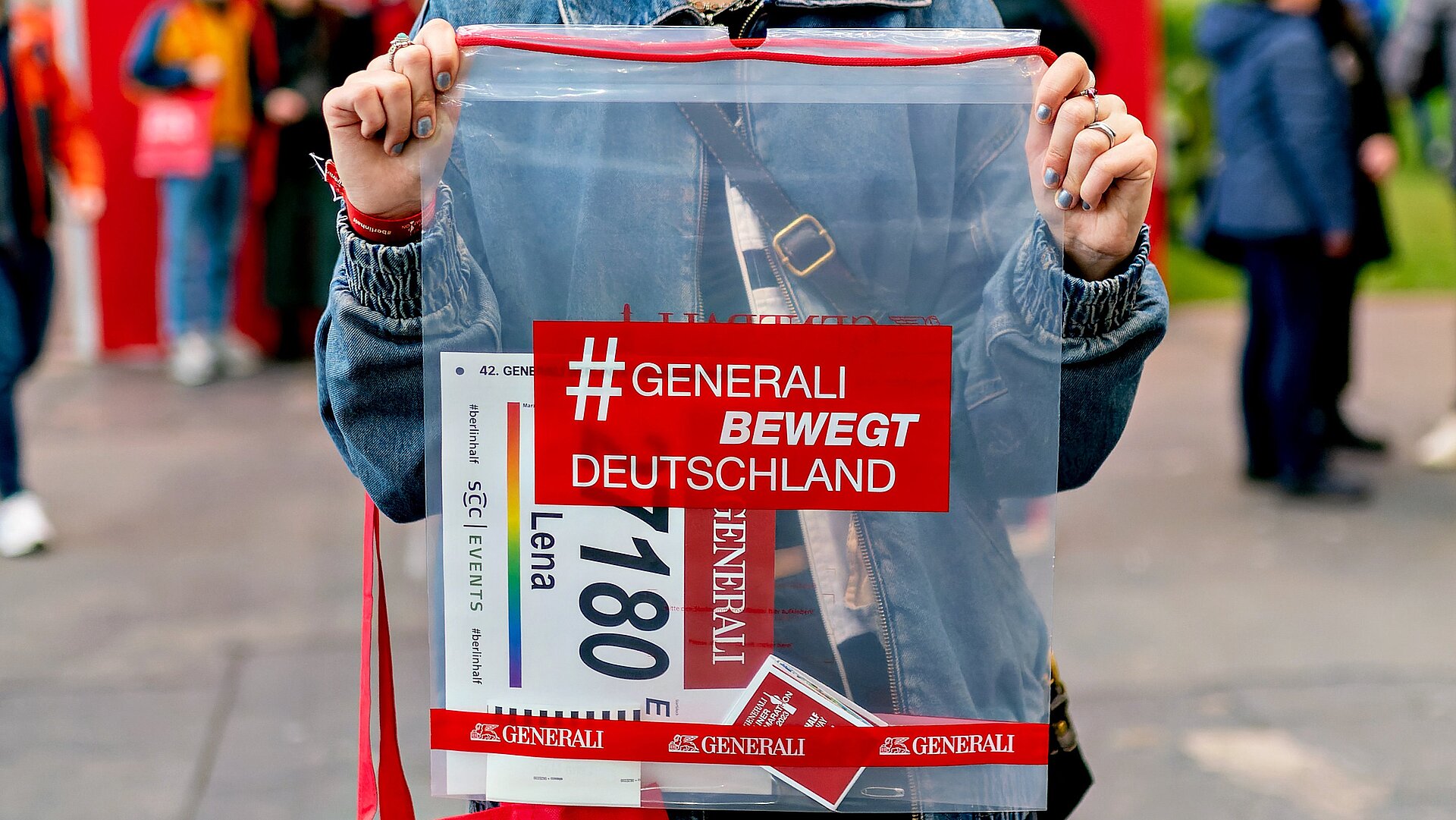 GENERALI BERLIN HALF MARATHON: Runner with garment bag 2023 © SCC EVENTS / Christian Lietzmann