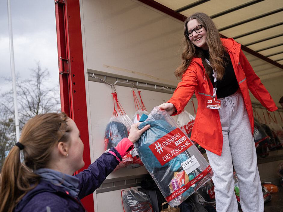 GENERALI BERLINER HALBMARATHON 2023: Abgabe Kleiderbeutel © SCC EVENTS / Annegret Hilse