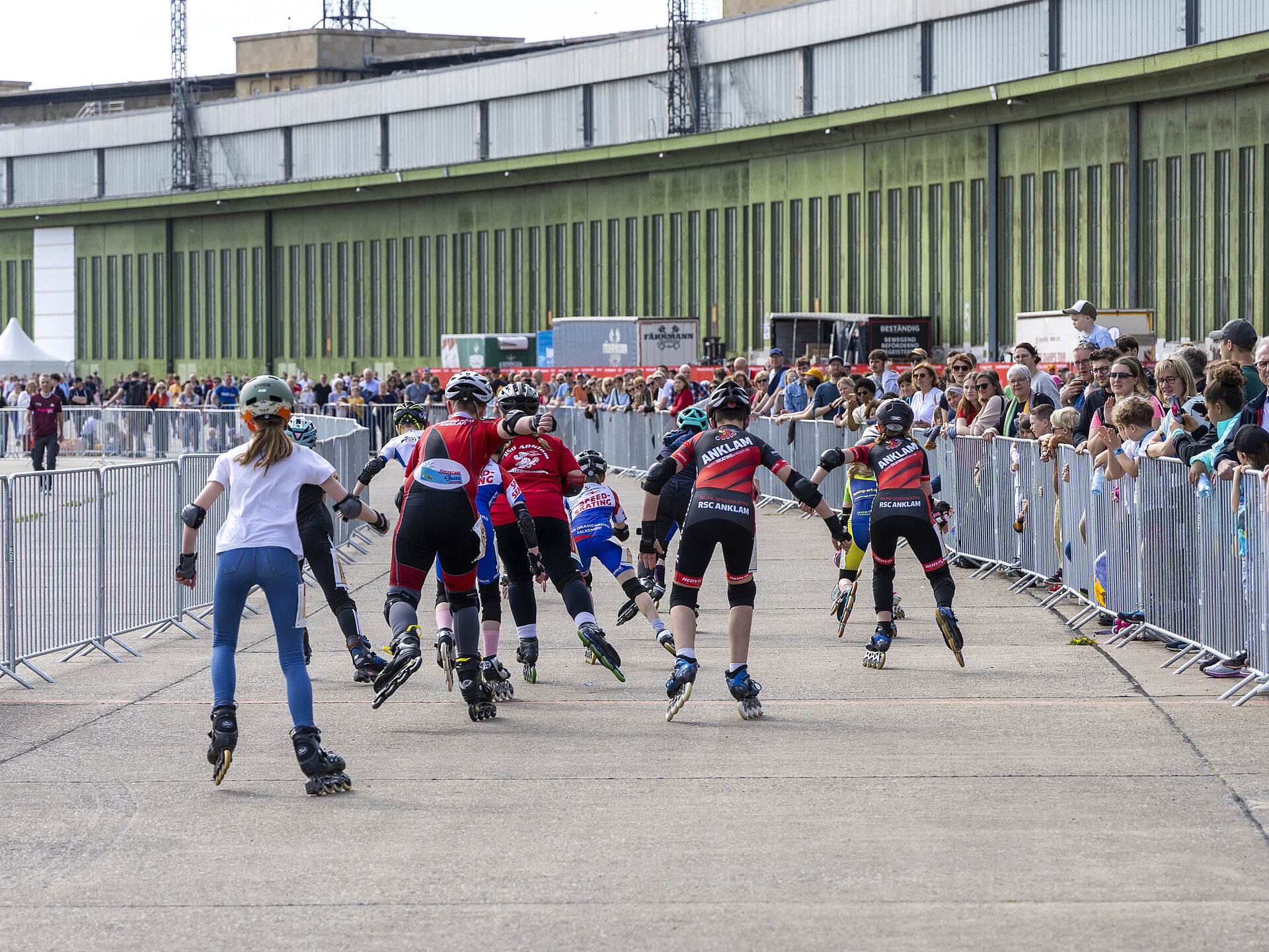 GENERALI BERLINER HALBMARATHON Inlineskating 2024: Skating Kids fahren durch die Zuschauergasse © SCC EVENTS / Jean Marc Wiesner