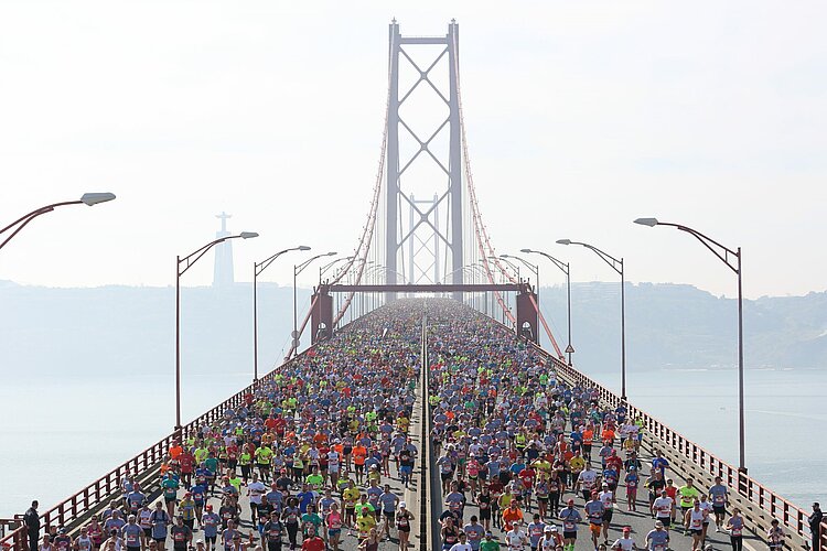  Start des EDP Lissabon Halbmarathon auf der berühmten “Ponte 25 Abril” © Lisbon Half Marathon Web page