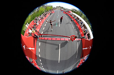 GENERALI BERLINER HALBMARATHON 2024: Zieleinlauf mit Fischaugenobjektiv aufgenommen © SCC EVENTS / Petko Beier