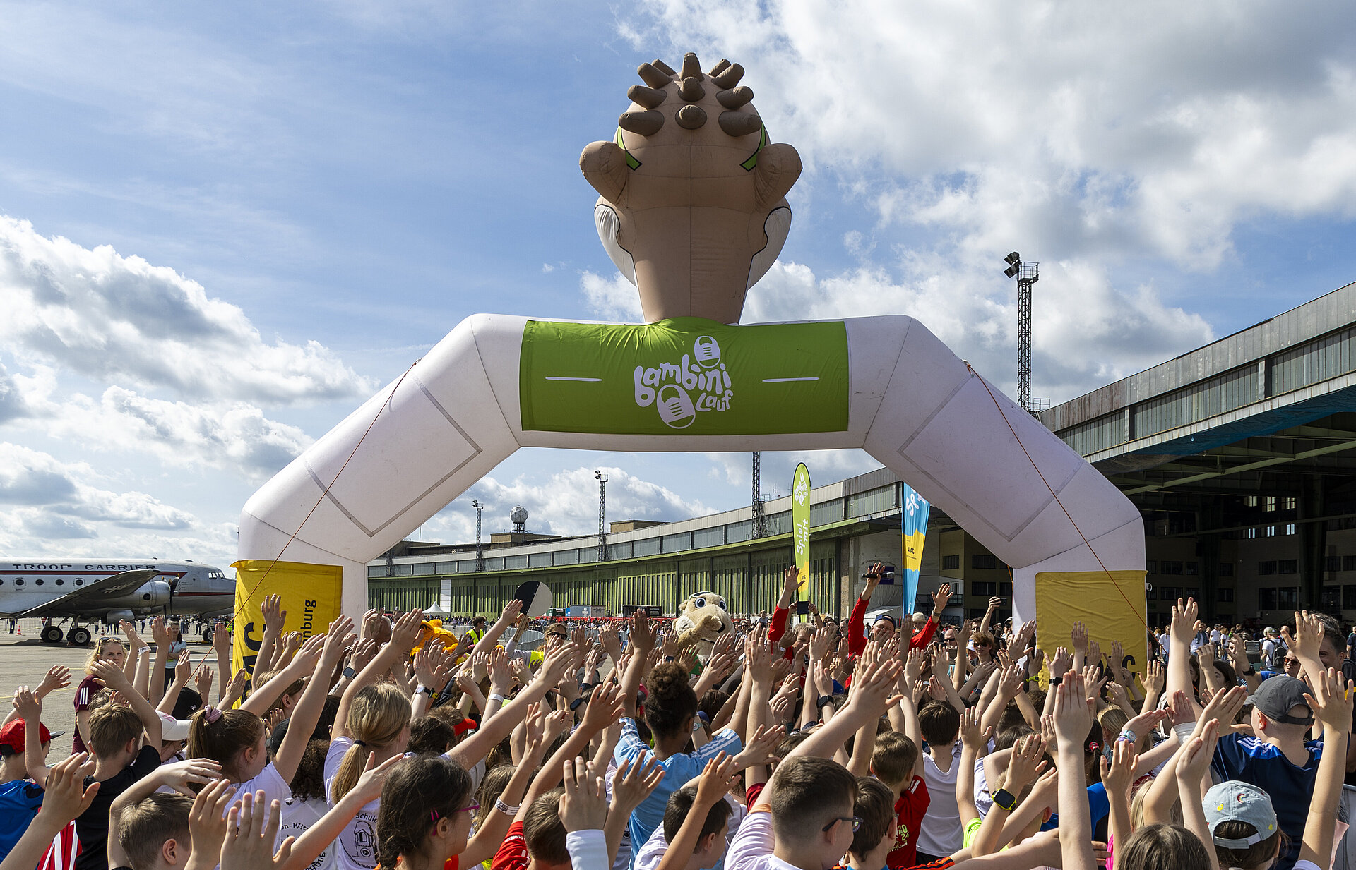 GENERALI BERLIN HALF MARATHON: Kids and Frido at the Bambini run start © SCC EVENTS / Jean Marc Wiesner