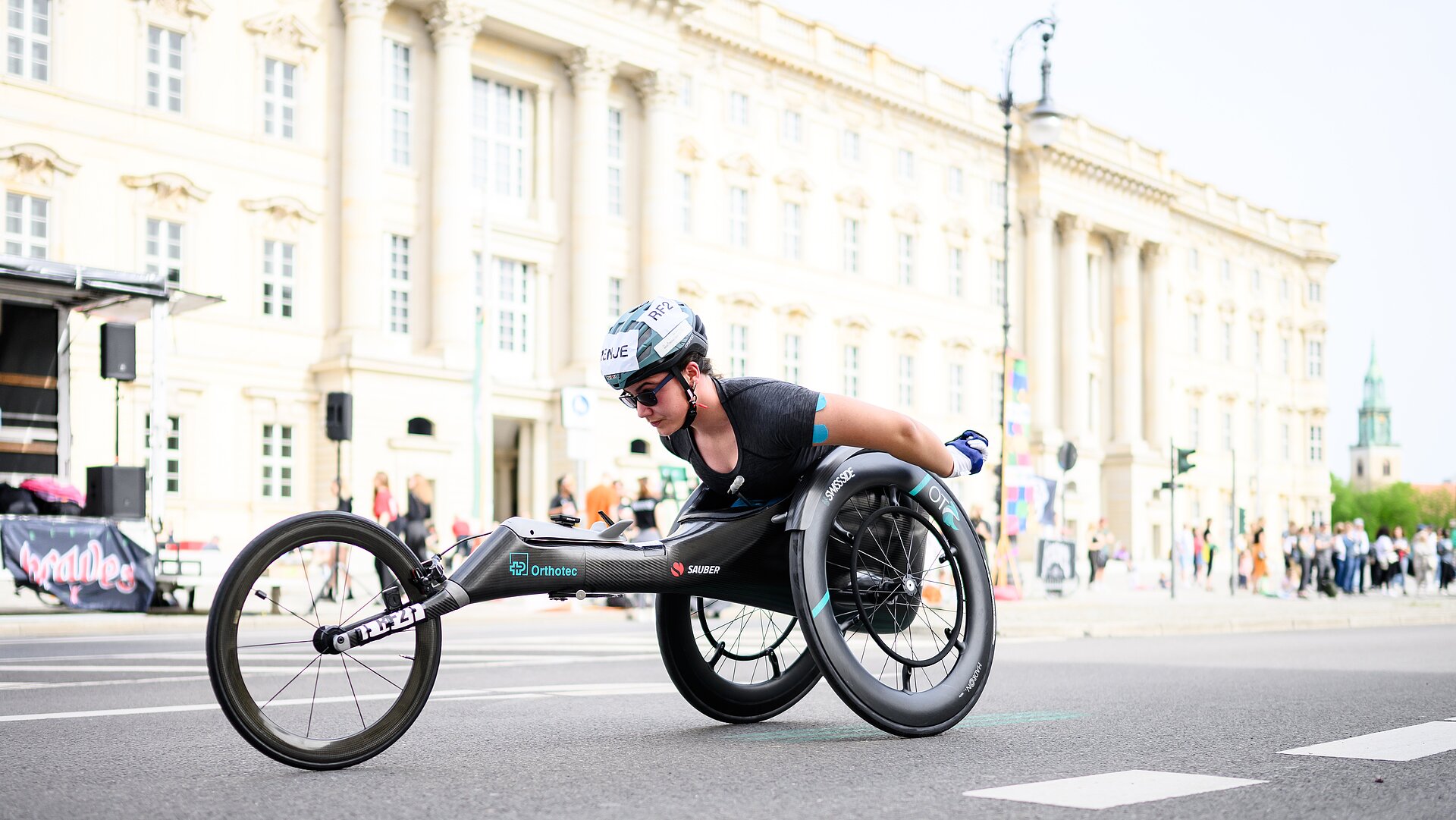 GENERALI BERLINER HALBMARATHON: Rollstuhlfahrerin vor Berliner Schloss © SCC EVENTS / Marvin Ibo Güngör