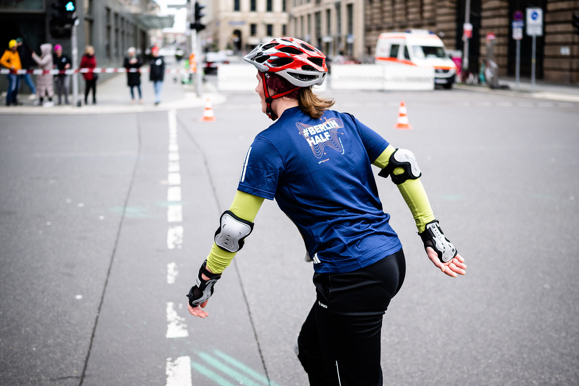 GENERALI BERLINER HALBMARATHON Inlineskating: Skaterin mit Helm auf der Strecke 2023 © SCC EVENTS / Marvin Ibo Güngör