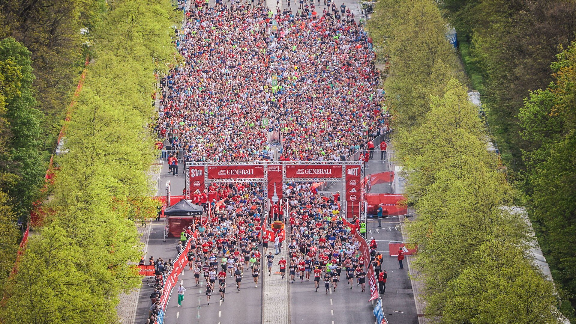 GENERALI BERLIN HALF MARATHON 2025: Start of the field of participants @ SCC EVENTS / Sportograf