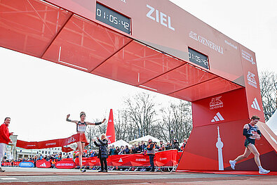 GENERALI BERLINER HALBMARATHON 2023: Siegerin Eilish McColgan läuft durchs Ziel © SCC EVENTS / Jean-Marc Wiesner