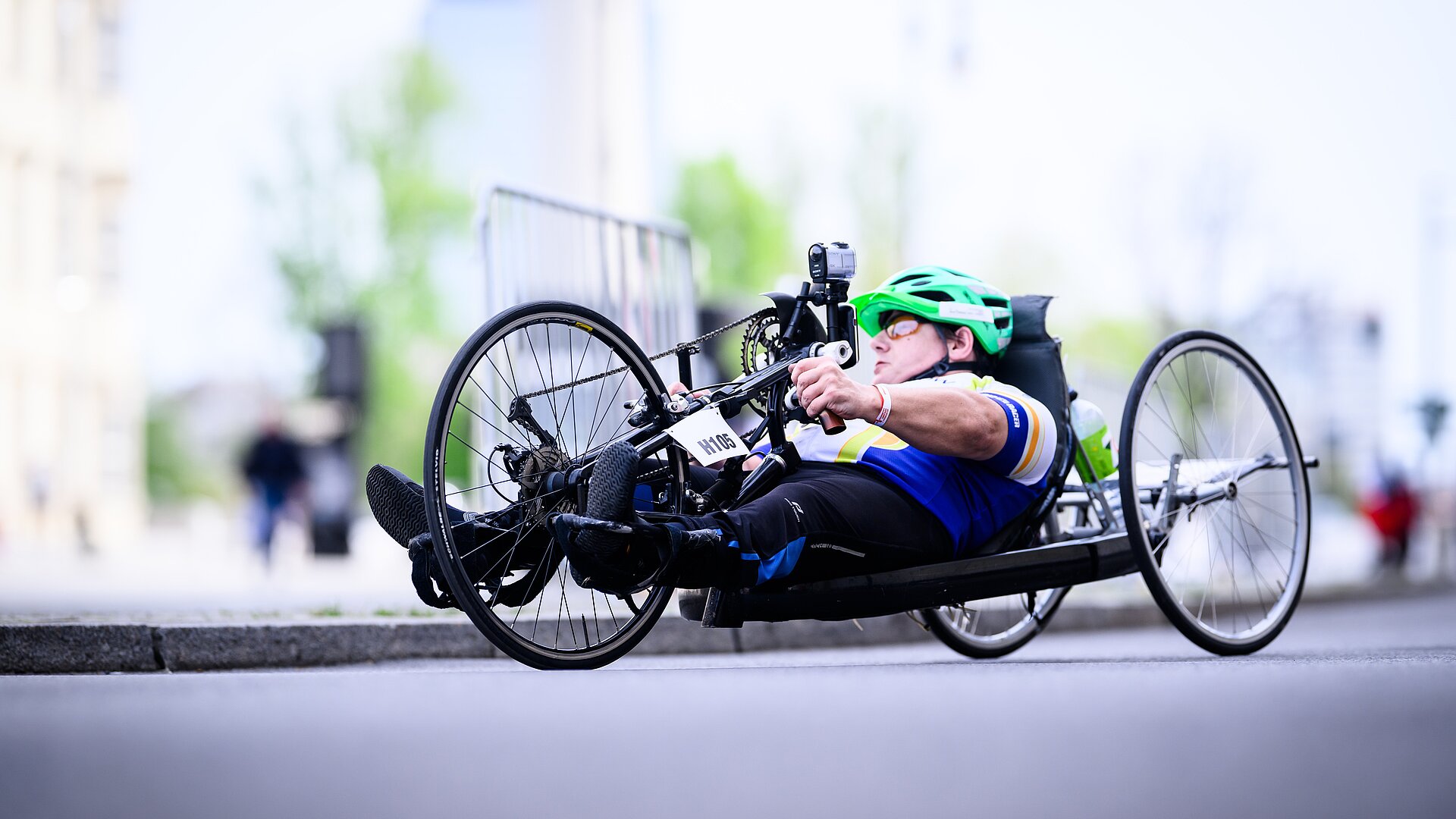 GENERALI BERLINER HALBMARATHON: Handbiker auf der Strecke 2024 © SCC EVENTS / Marvin Ibo Güngör