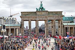 GENERALI BERLINER HALBMARATHON: Zieleinlauf vor dem Brandenburger Tor © SCC EVENTS / Sportograf