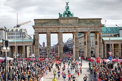 GENERALI BERLIN HALF MARATHON: Finish line in front of the Brandenburg Gate © SCC EVENTS / Sportograf