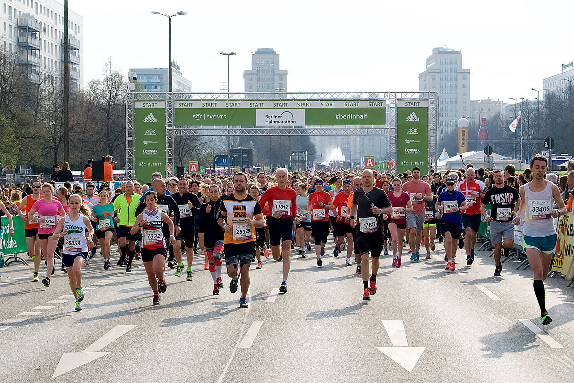 GENERALI BERLIN HALF MARATHON: Start of the Berlin Half Marathon on April 2, 2017 on Karl-Marx-Allee © SCC EVENTS