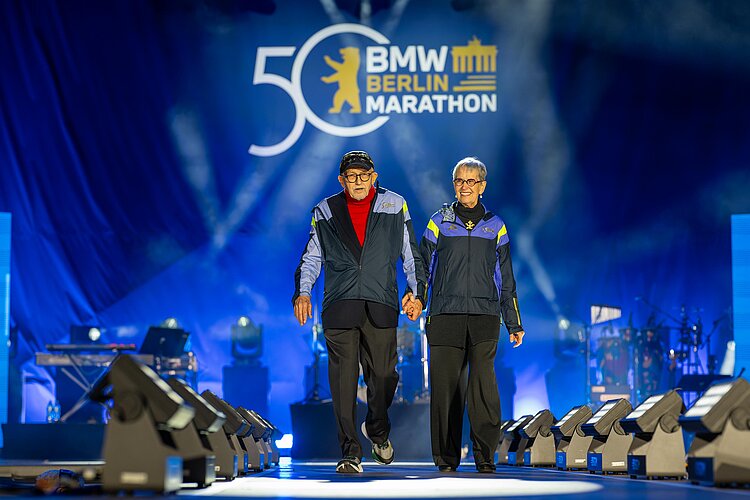 BMW BERLIN-MARATHON: Sabine und Horst Milde auf der Bühne vorm Brandenburger Tor bei der Feier zum 50. Jubiläum © SCC EVENTS