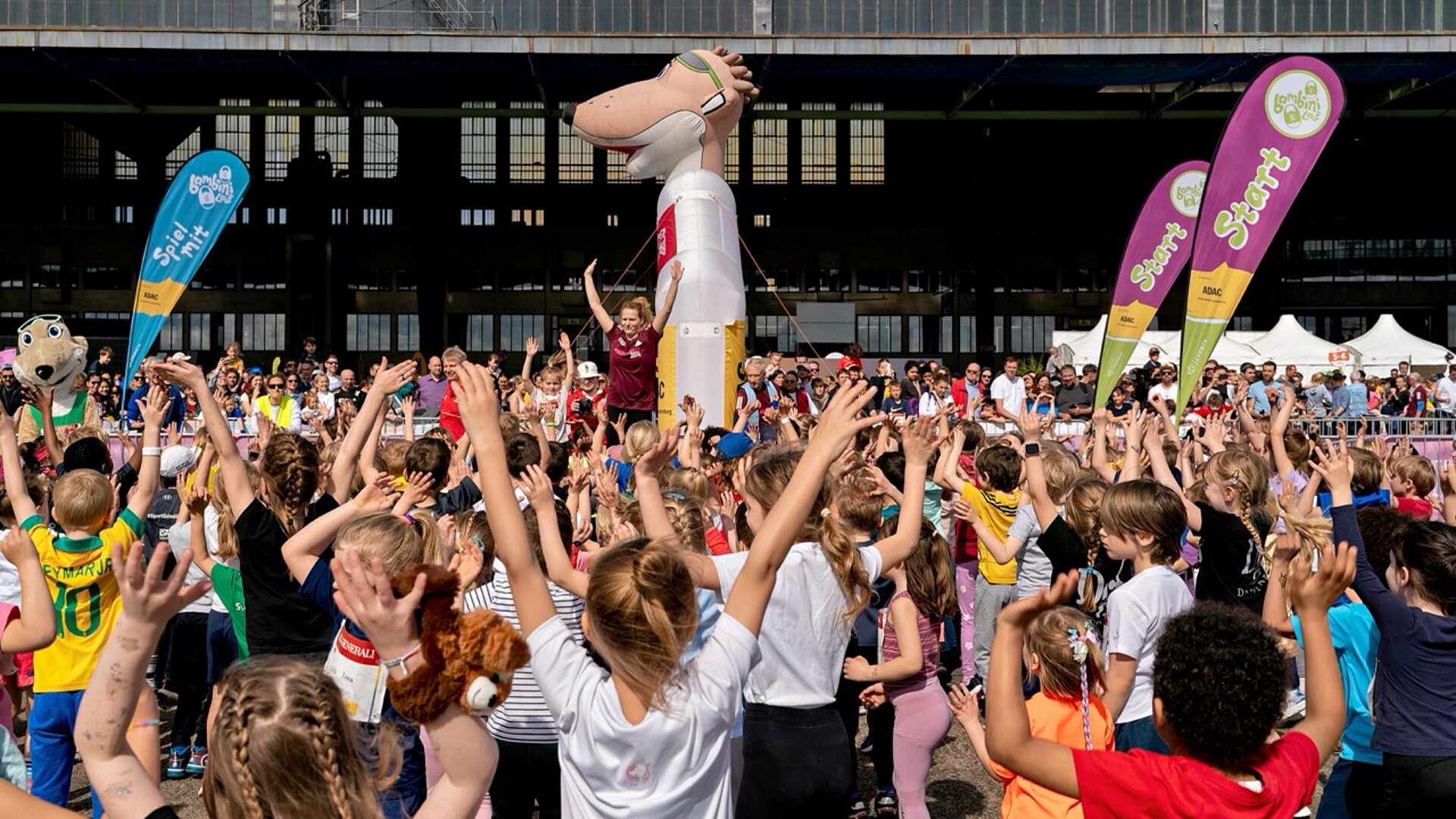 GENERALI BERLINER HALBMARATHON Kids & Youth: Warmup beim Bambini-Lauf @ SCC EVENTS / Christian Lietzmann 