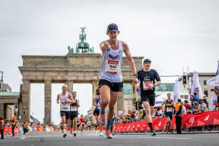 GENERALI BERLINER HALBMARATHON: Läufer auf der Zielgeraden vor dem Brandenburger Tor © SCC EVENTS / Tilo Wiedensohler