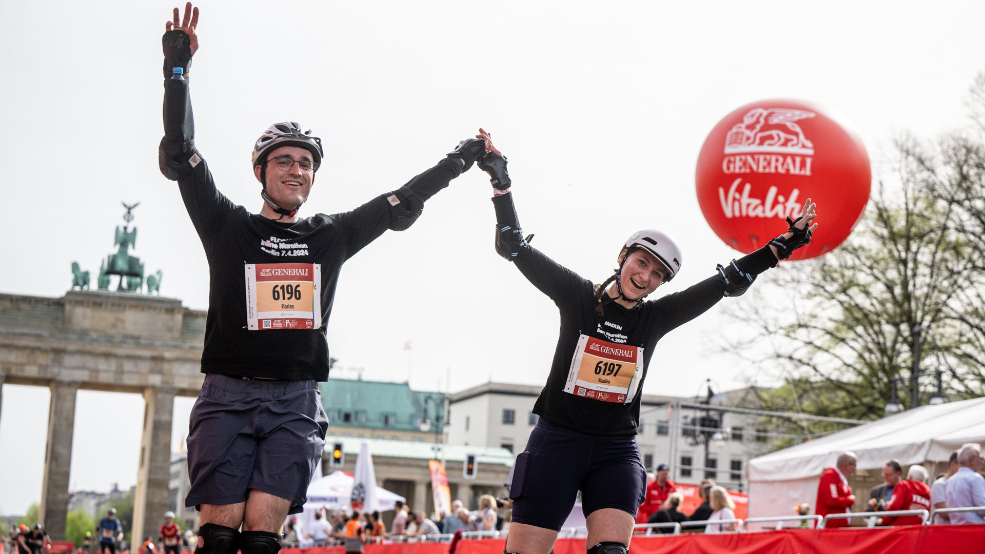 GENERALI BERLINER HALBMARATHON Inlineskating: 2 Skater im Ziel jubelnd © SCC EVENTS / camera4